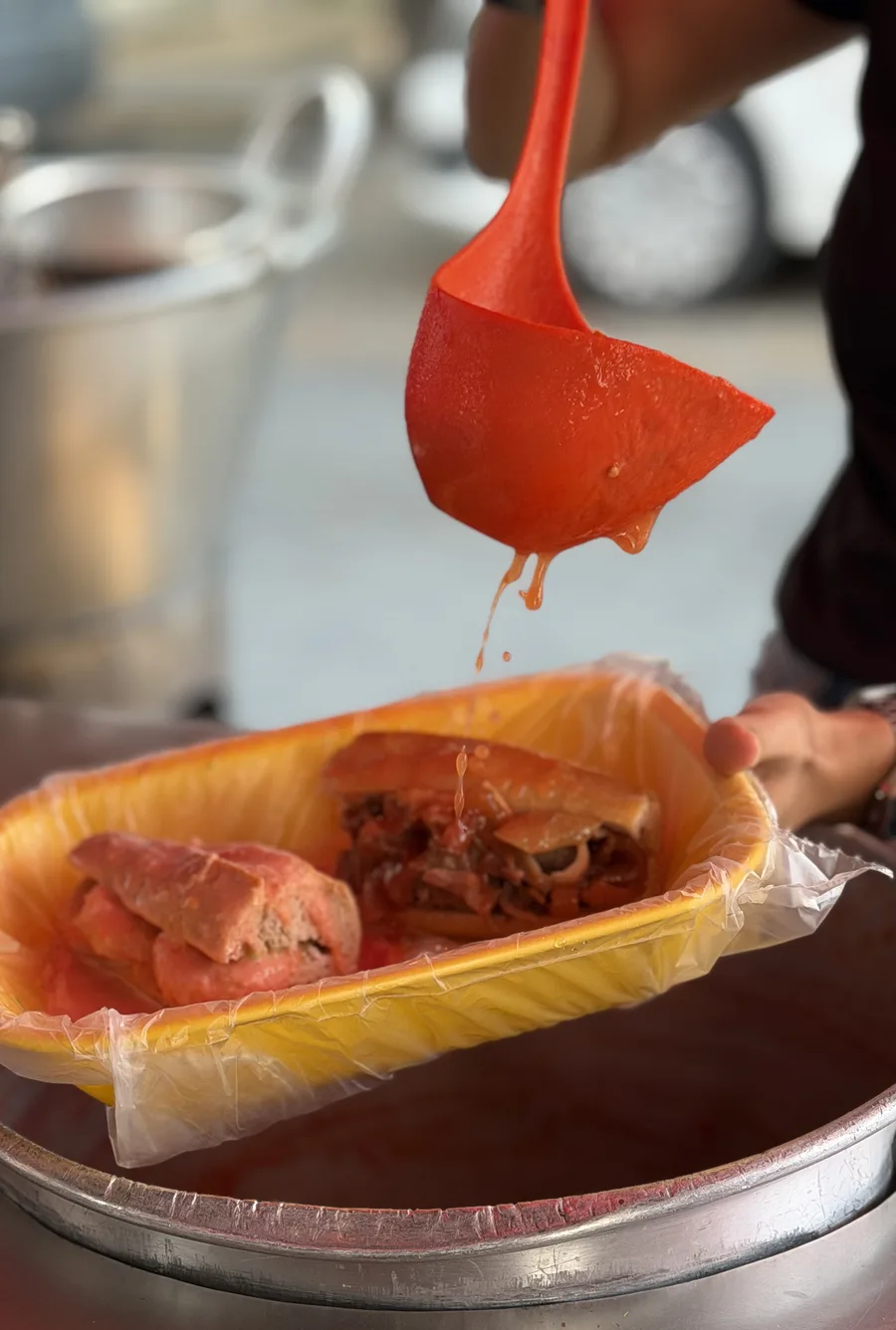 Bañando una torta ahogada con consomé recién servido